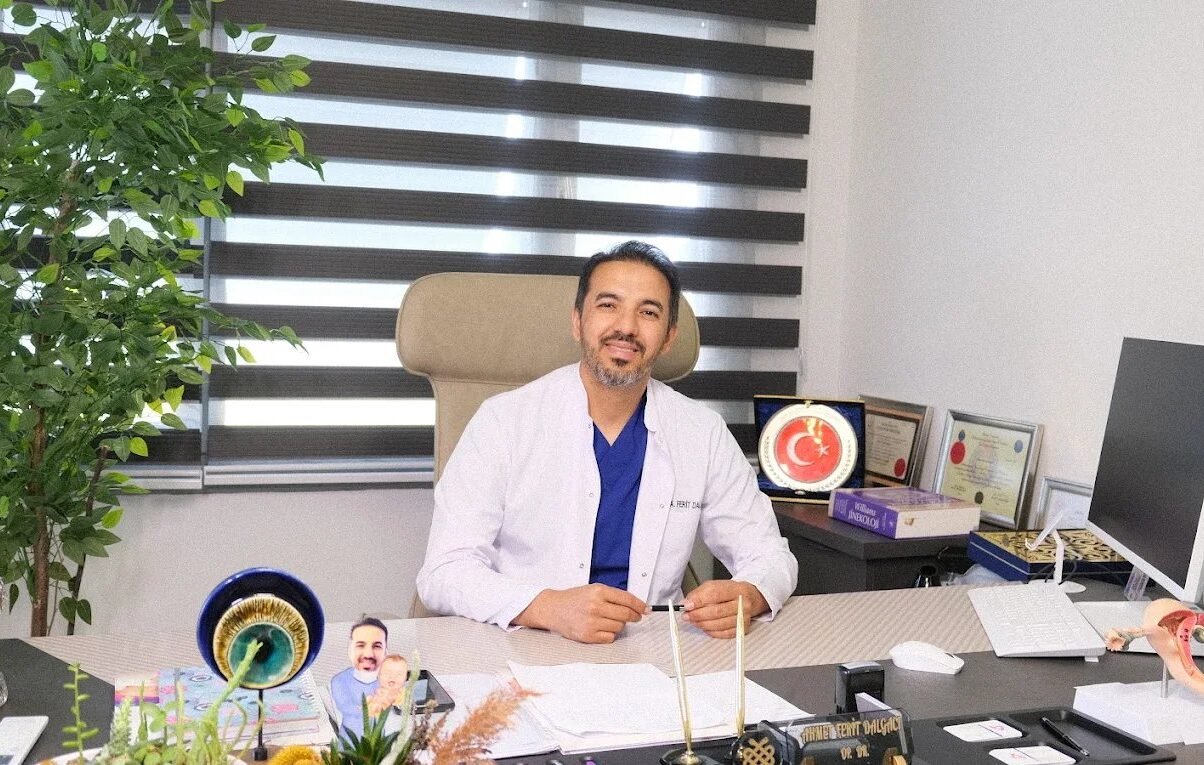 Op. Dr. Ahmet Ferit Dalgacı muayenehanesinde