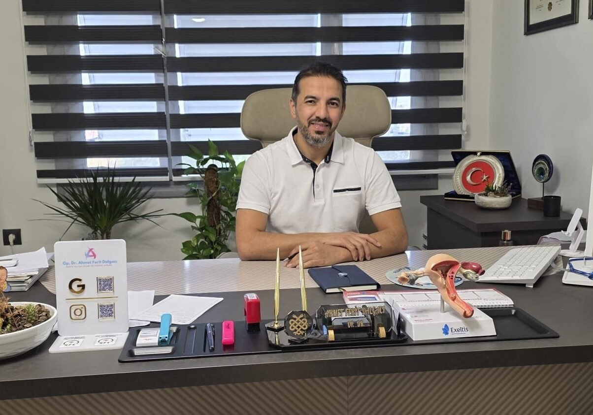 Op. Dr. Ahmet Ferit Dalgacı muayenehanesinde
