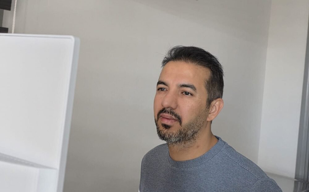 Op. Dr. Ahmet Ferit Dalgacı ultrason ekranı başında