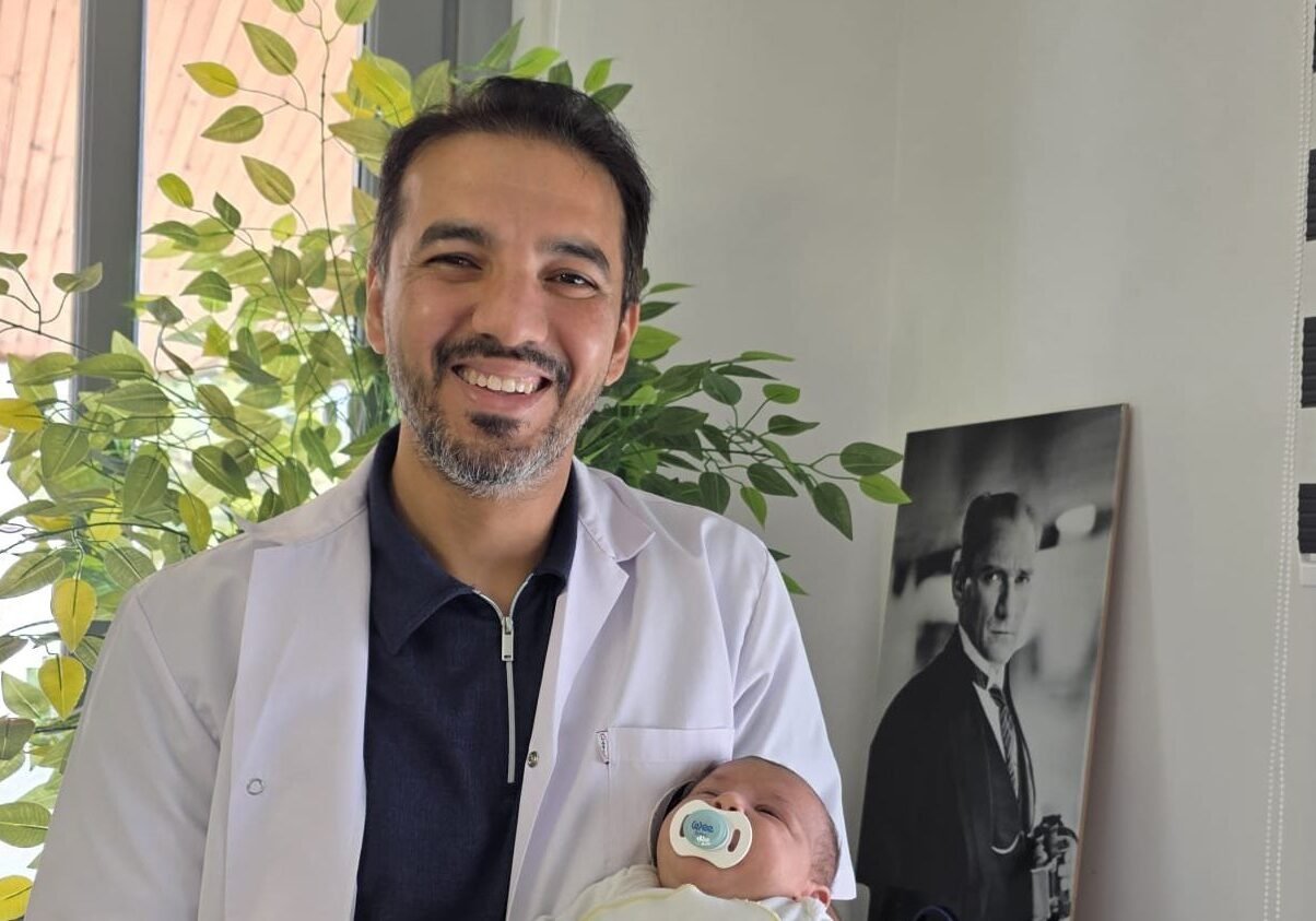 Op. Dr. Ahmet Ferit Dalgacı yenidoğan bebekle